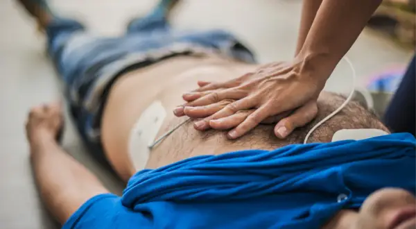AED: Kiedy NIE używać defibrylatora? Przeciwwskazania i zasady