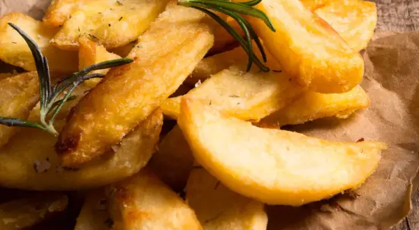 Patatas gajo doradas y crujientes, con romero fresco y sal marina. Un placer para la vista y el paladar.