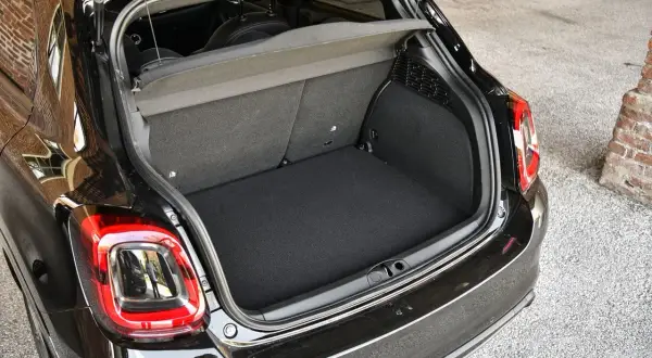 Coffre ouvert d'une Fiat 500X noire, prêt à accueillir vos bagages pour une escapade.