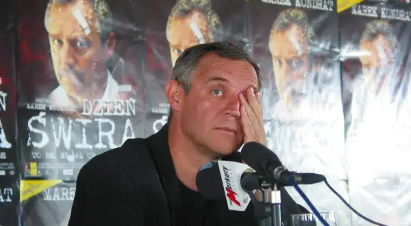 Marek Kondrat, gwiazda "Dnia Świra", zasłania oko. Plakaty filmu przypominają o największych kłótniach o kolejność nazwisk w napisach końcowych polskiego hitu.
