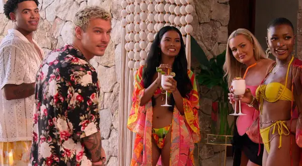 Fünf junge Leute, die sich auf eine Party vorbereiten, sind in dieser Szene aus "Perfect Match Staffel 2" zu sehen.