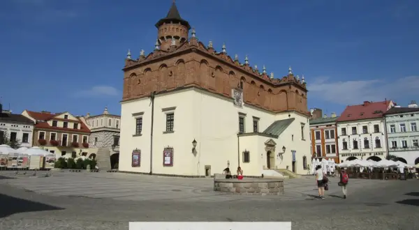 Rynek w Tarnowie z ratuszem i kolorowymi kamienicami. Wspaniałe tarnowskie atrakcje czekają na odkrycie!