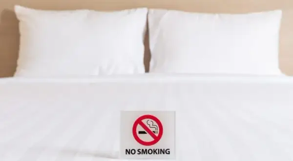 Palenie w hotelu? Oszukanie czujnika to ryzyko 30 000 zł!