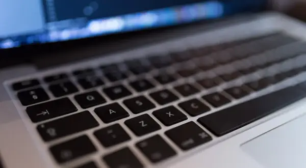 Ile prądu pobiera laptop? Odkryj, jak zaoszczędzić na energii