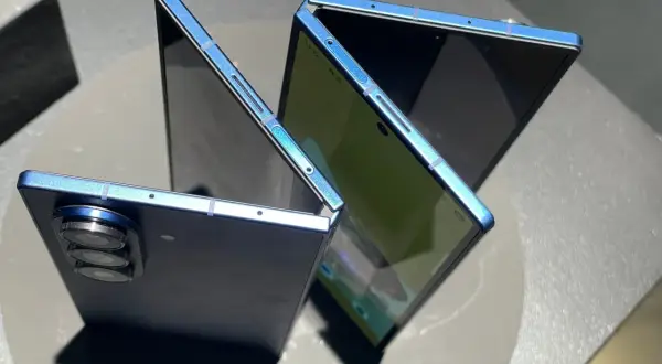 Składany, niebieski smartfon z potrójnym aparatem. To największy smartfon, jaki widziałem, z imponującym ekranem.