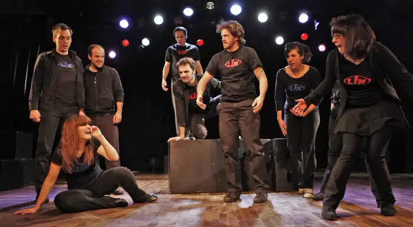 Spektakl improwizowany: zrozumienie sztuki bez scenariusza
