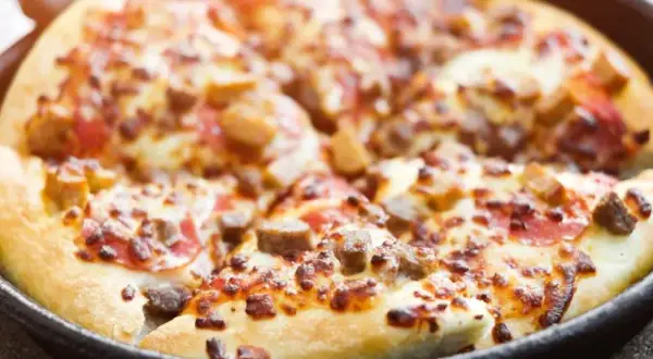 Jak zrobić pizzę na patelni w 15 minut - prosty i szybki przepis