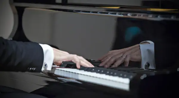 Najsłynniejsi pianiści na świecie: poznaj wirtuozów grających na pianinie