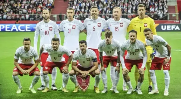 Ile zarabiają piłkarze 1. ligi? Niespodziewane wynagrodzenia i czynniki wpływające