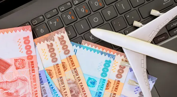 Zanzibar waluta na samolot na klawiaturze. Planujesz podróż i sprawdzasz ceny?