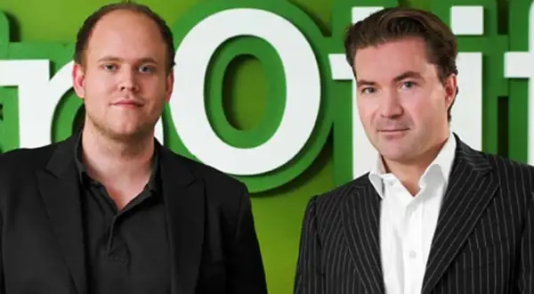 Daniel Ek och Martin Lorentzon, männen som startade Spotify, poserar framför en grön logotyp.