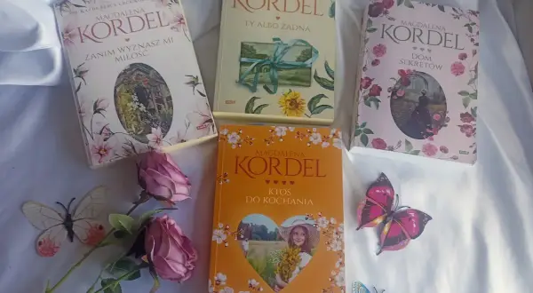 Cztery książki Magdaleny Kordel na białym tle, ozdobione kwiatami i motylami.