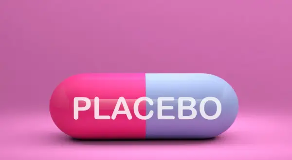Dwukolorowa kapsułka z napisem PLACEBO. Czy wiesz, placebo co to jest?