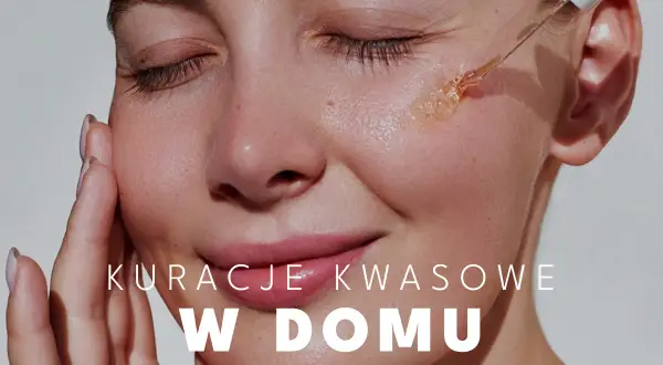 Delikatna aplikacja serum na policzek, zapowiadająca domowe kuracje kwasowe.