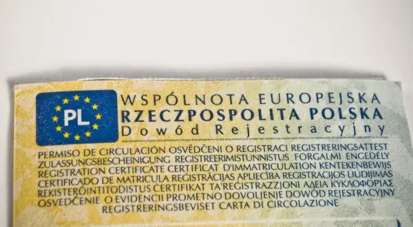 Fragment dowodu rejestracyjnego z napisem "Dowód Rejestracyjny" i symbolem PL. Numer VIN znajdziesz w dowodzie rejestracyjnym.