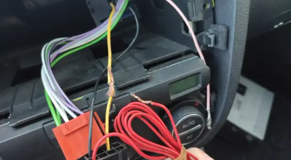 Radio samochodowe rozładowuje akumulator? Poznaj przyczyny i rozwiązania.
