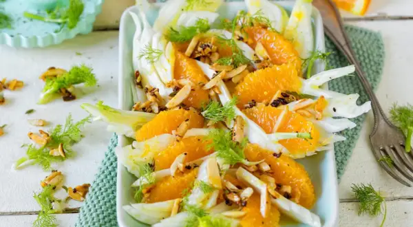 Erfrischender orangen fenchel salat mit gerösteten Mandeln und Dill. Ein leichter Genuss für warme Tage.