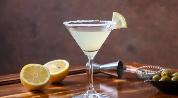 Martini bianco z czym pić? Z cytryną i oliwkami, idealny na letnie wieczory.