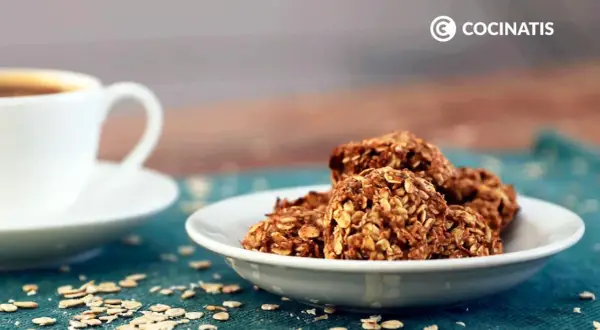 Galletas de avena y canela, perfectas para tu receta galletas sin azucar. Acompañadas de una taza de café.