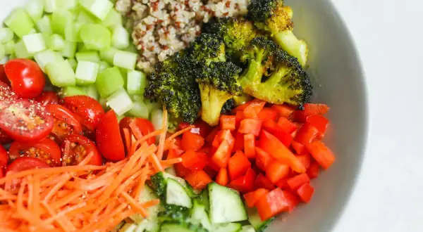 Kolorowa sałatka z brokułami, pomidorkami, papryką, ogórkiem, marchewką i komosą ryżową. Idealna na dietę low carb i keto.