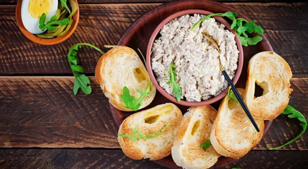 Pyszna pasta z makreli podana z grzankami, jajkiem i ogórkiem kiszonym. Idealna na śniadanie lub przekąskę.