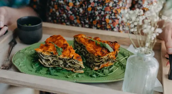 Jak podgrzewać catering dietetyczny, by nie stracić smaku i wartości odżywczych