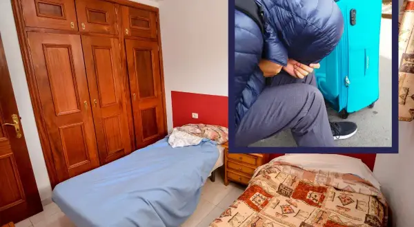 Pokój z dwoma łóżkami i dużą drewnianą szafą, w rogu zdjęcie osoby z walizką.