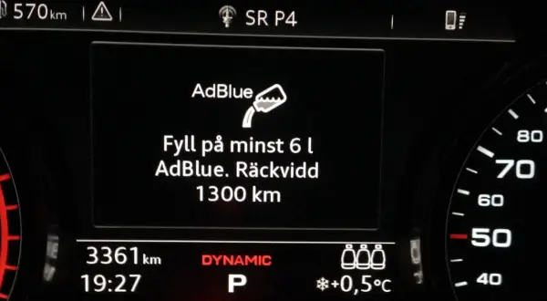AdBlue varningslampa: Fyll på minst 6 liter AdBlue. Räckvidd 1300 km.