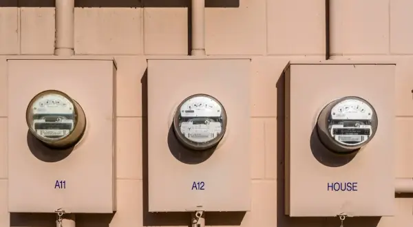 Trzy liczniki energii elektrycznej na ścianie. Jeden z nich, oznaczony "HOUSE", może służyć jako dodatkowy licznik do fotowoltaiki.