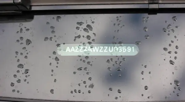 Numer VIN AAZZZ4WZZUQ3591 na szybie. Chcesz wiedzieć, jak sprawdzić do kiedy OC?