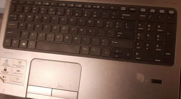 Klawiatura laptopa HP ProBook. Widoczny touchpad, klawisze numeryczne i literowe. Aby włączyć kursor w laptopie, użyj touchpada.