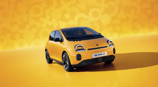 Nowy, żółty Renault Twingo z okrągłymi światłami i zabawnym tłem.