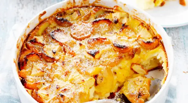 Goldbrauner Auflauf mit Mirabellen, bestäubt mit Puderzucker. Ein köstliches Dessert, das Lust auf mehr macht. Perfekt für Rezepte mit Mirabellen.