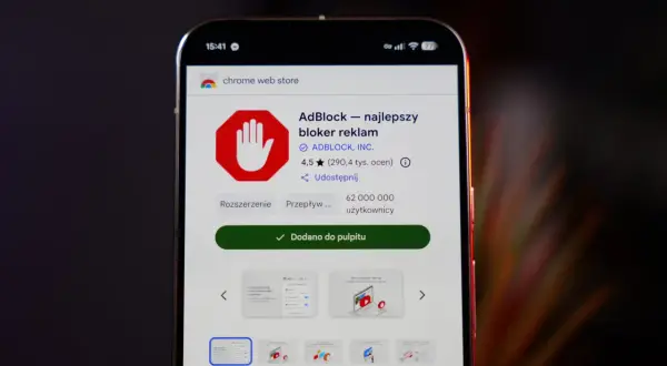 Ekran telefonu z Chrome Web Store, pokazujący rozszerzenie AdBlock. Dowiedz się, jak wyłączyć adblocka, jeśli chcesz zobaczyć reklamy.