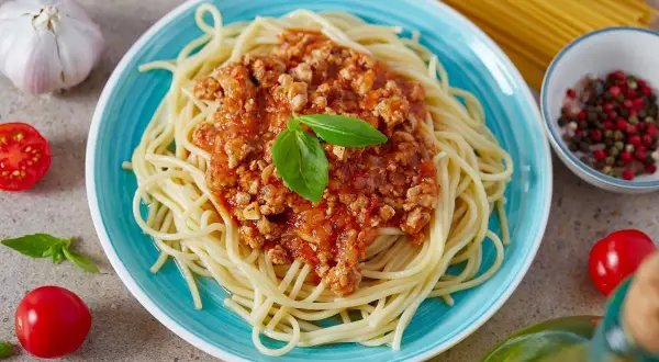 Pyszne spaghetti z mięsnym sosem pomidorowym, idealne na obiad. Oto jak zrobić sos do spaghetti z pomidorów, by był tak apetyczny!