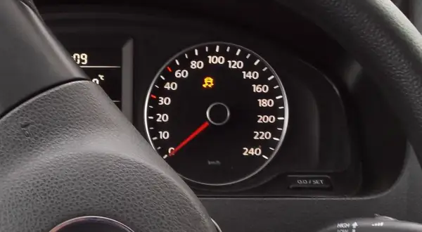 Panel de control de un esp coche con luz de advertencia de control de tracción encendida.
