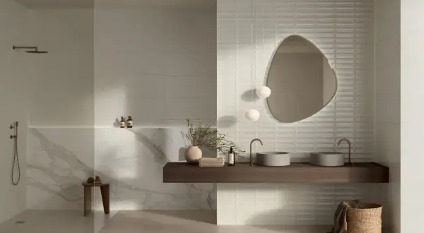 Bagno moderno con doccia, doppio lavabo e specchio asimmetrico. Ottimi esempi di disposizione piastrelle bagno con finiture in marmo e texture 3D.