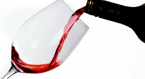 Czerwone wino nalewane do kieliszka. Czy wino czerwone jest zdrowe? To pytanie nurtuje wielu miłośników tego trunku.