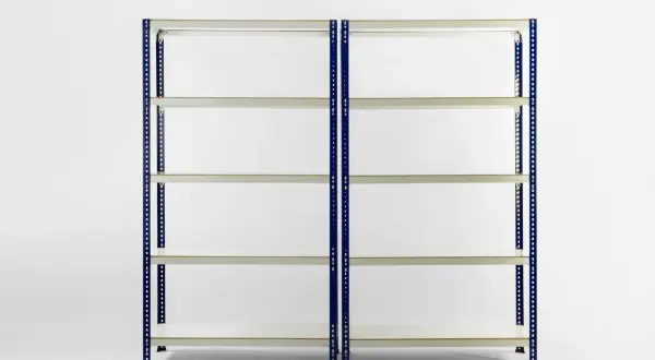 Dos estanterías caseras de metal azul con baldas blancas, perfectas para organizar tu garaje o trastero.