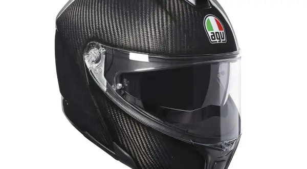Czarny, karbonowy kask AGV, najdroższy kask jeździecki, z przezroczystą szybką i włoską flagą.