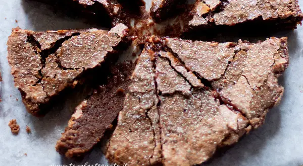 Fetta di torta al cioccolato, cosparsa di zucchero a velo, perfetta per Pasqua. Un dolce che ricorda le uova di Pasqua per la sua golosità.