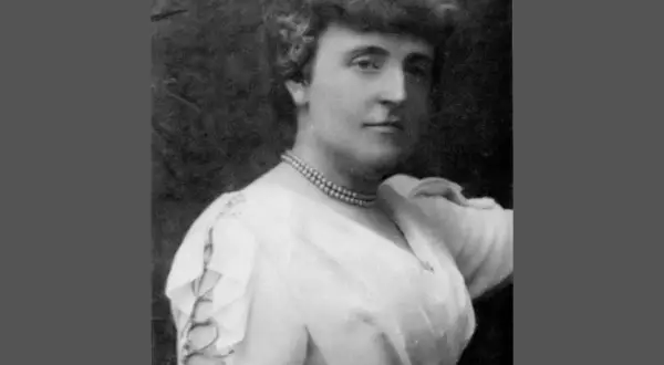 Frances Hodgson Burnett, która napisała Tajemniczy ogród, na portrecie w eleganckiej sukni i naszyjniku z pereł.