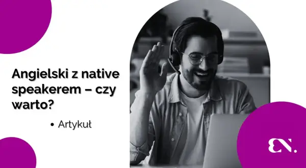 Uśmiechnięty mężczyzna w słuchawkach prowadzi lekcję angielskiego z native speakerem online. Czy warto? Artykuł.