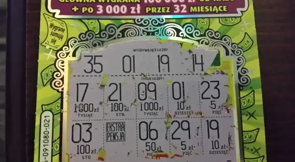 Zdrapka z wygranymi liczbami. Czy wygrana w zdrapce 1000 złotych wymaga wizyty w oddziale totalizatora? Na zdrapce widnieją liczby i kwoty, m.in. 1000 zł.