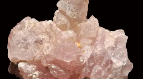 Różowy kwarc, piękny minerał z grupy krzemianów (sio2), z licznymi fasetkami i półprzezroczystymi kryształami.