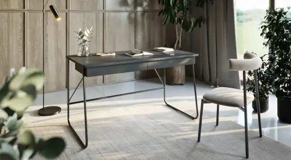 Nowoczesny blat zamiast biurka, inspirowany minimalizmem. Eleganckie metalowe nogi, szara powierzchnia, lampa i rośliny tworzą stylowe miejsce pracy.