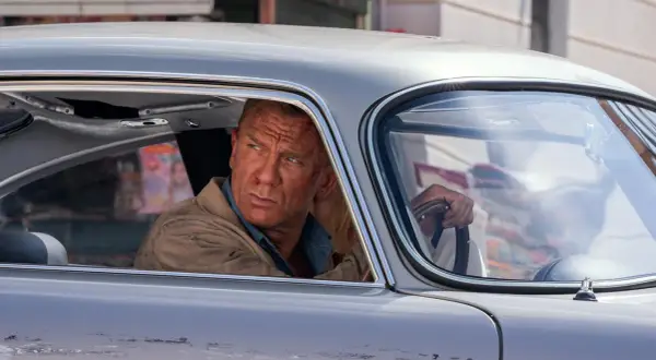 Daniel Craig som James Bond i en klassisk bil, redo för nya äventyr i filmer med James Bond.
