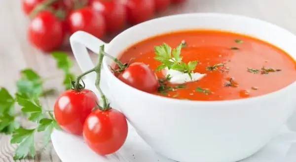 Ile kalorii ma zupa pomidorowa? Zaskakujące fakty i fit triki!