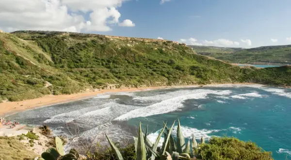 Malta, najcieplejsze miejsce w Europie. Złota plaża, turkusowe morze i zielone wzgórza tworzą idylliczny krajobraz.