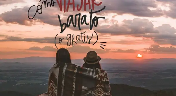Dos personas comparten una manta viendo un atardecer. El texto dice "Cómo viajar barato (o gratis)".